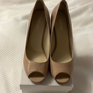 Nine West beige tan heels in excellent condition! Size 8.5